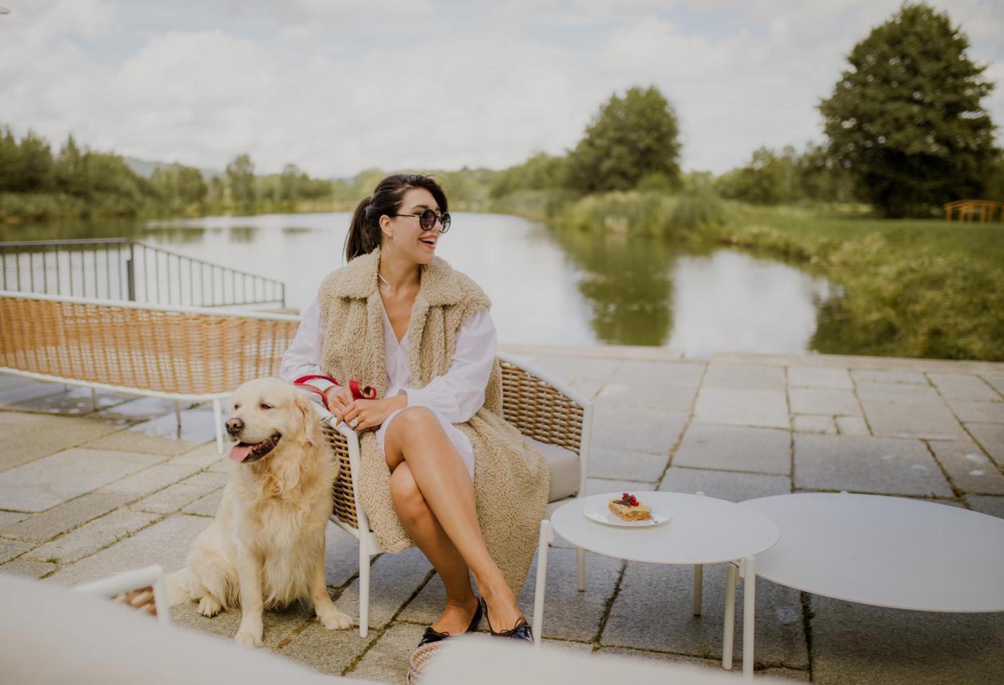 Palac Pakoszow Schlosshotel Wernersdorf Еленя-Гура Экстерьер фото A woman with her dog