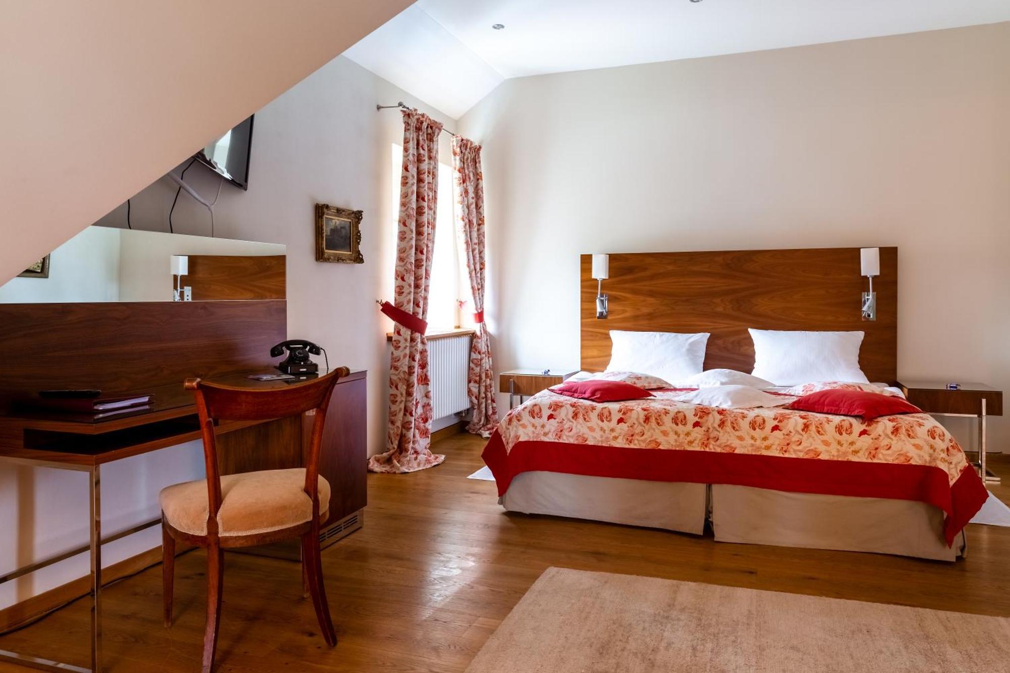 Palac Pakoszow Schlosshotel Wernersdorf Еленя-Гура Экстерьер фото A room at the hotel