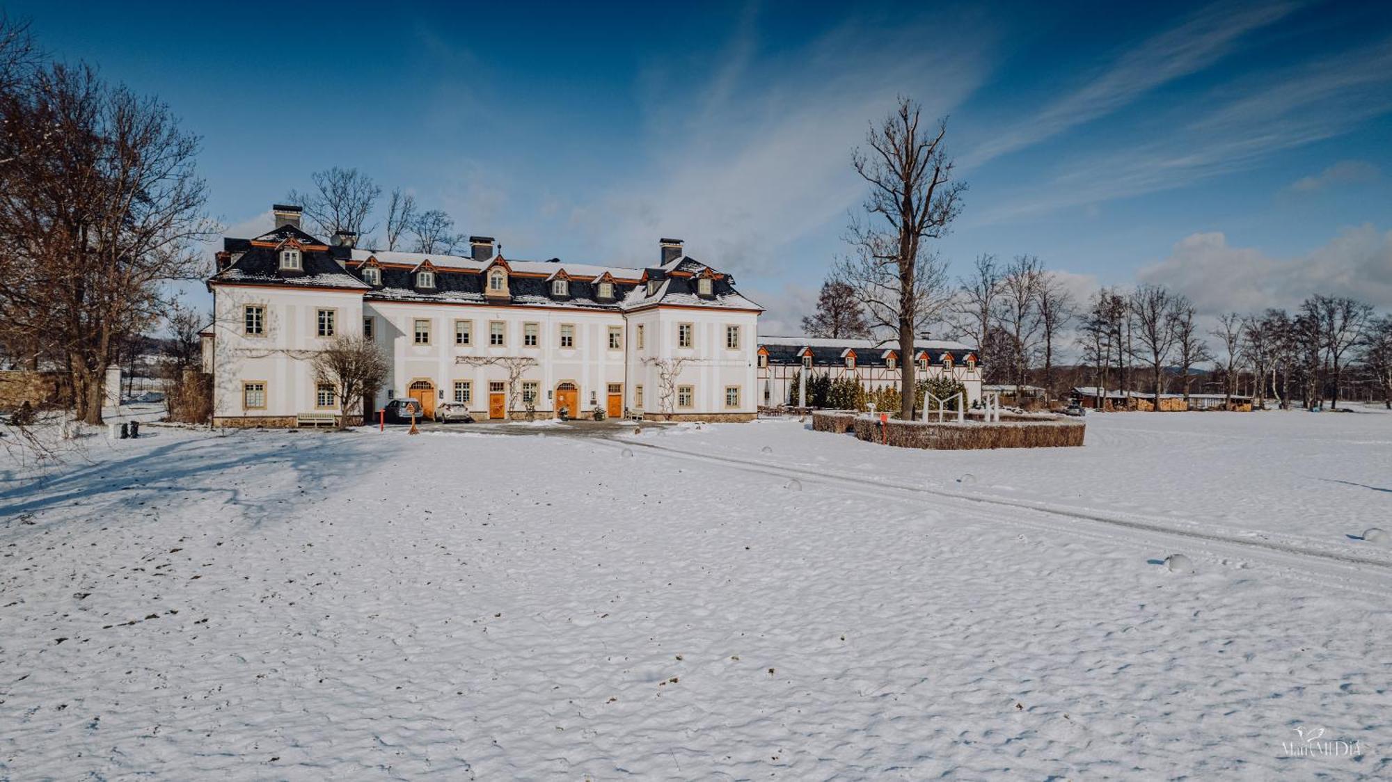 Palac Pakoszow Schlosshotel Wernersdorf Еленя-Гура Экстерьер фото The main building of the school