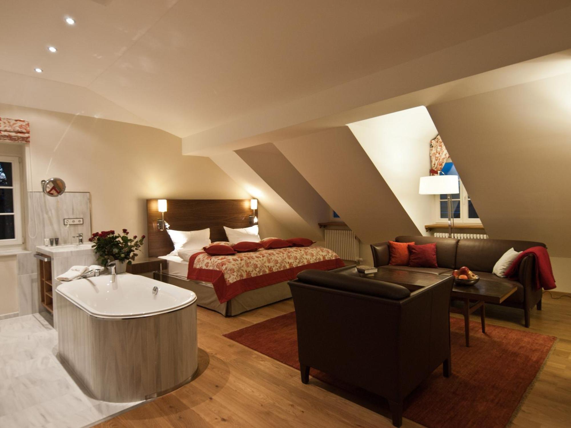 Palac Pakoszow Schlosshotel Wernersdorf Еленя-Гура Экстерьер фото A suite at the hotel