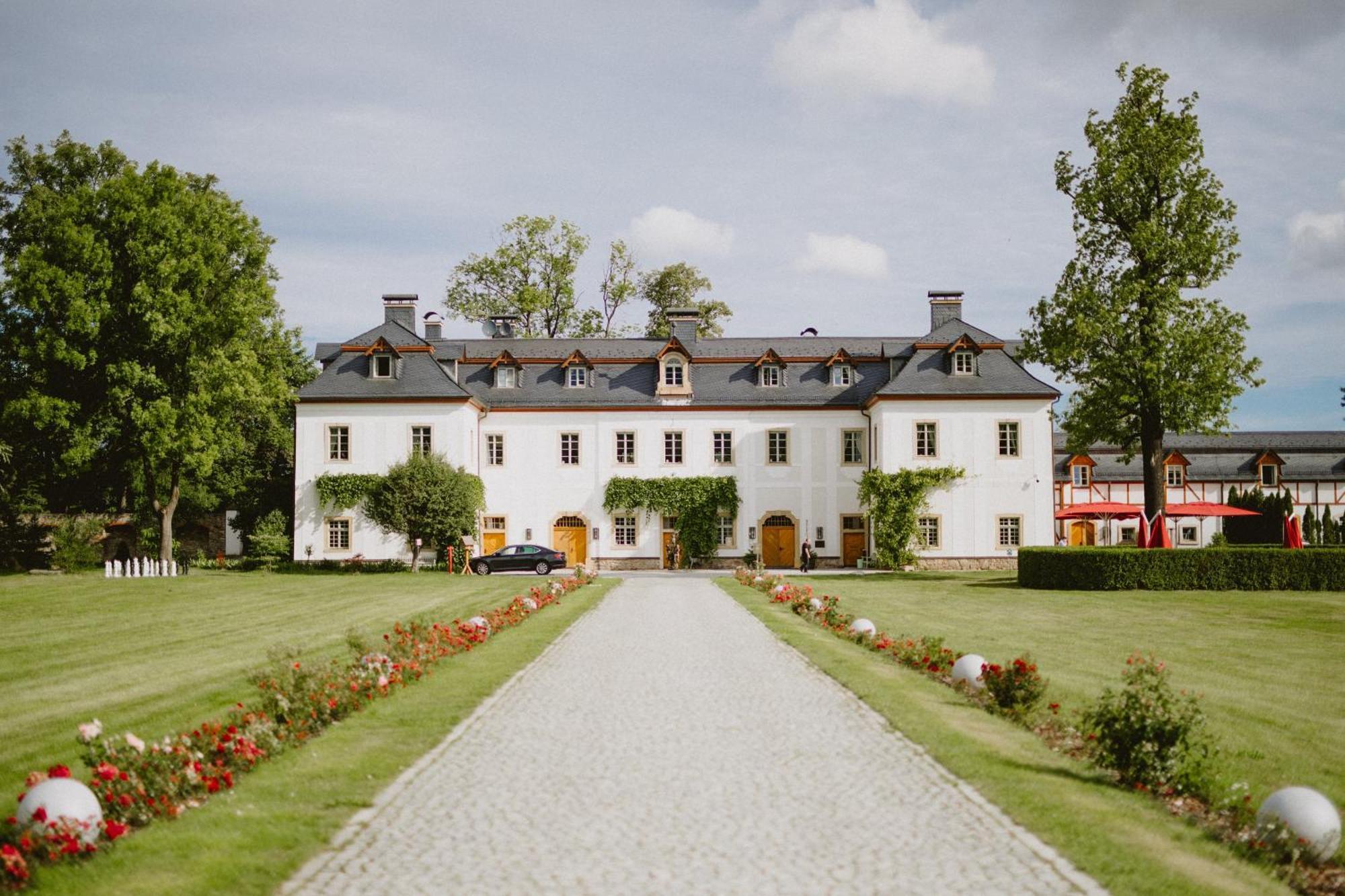 Palac Pakoszow Schlosshotel Wernersdorf Еленя-Гура Экстерьер фото The main building of the former abbey