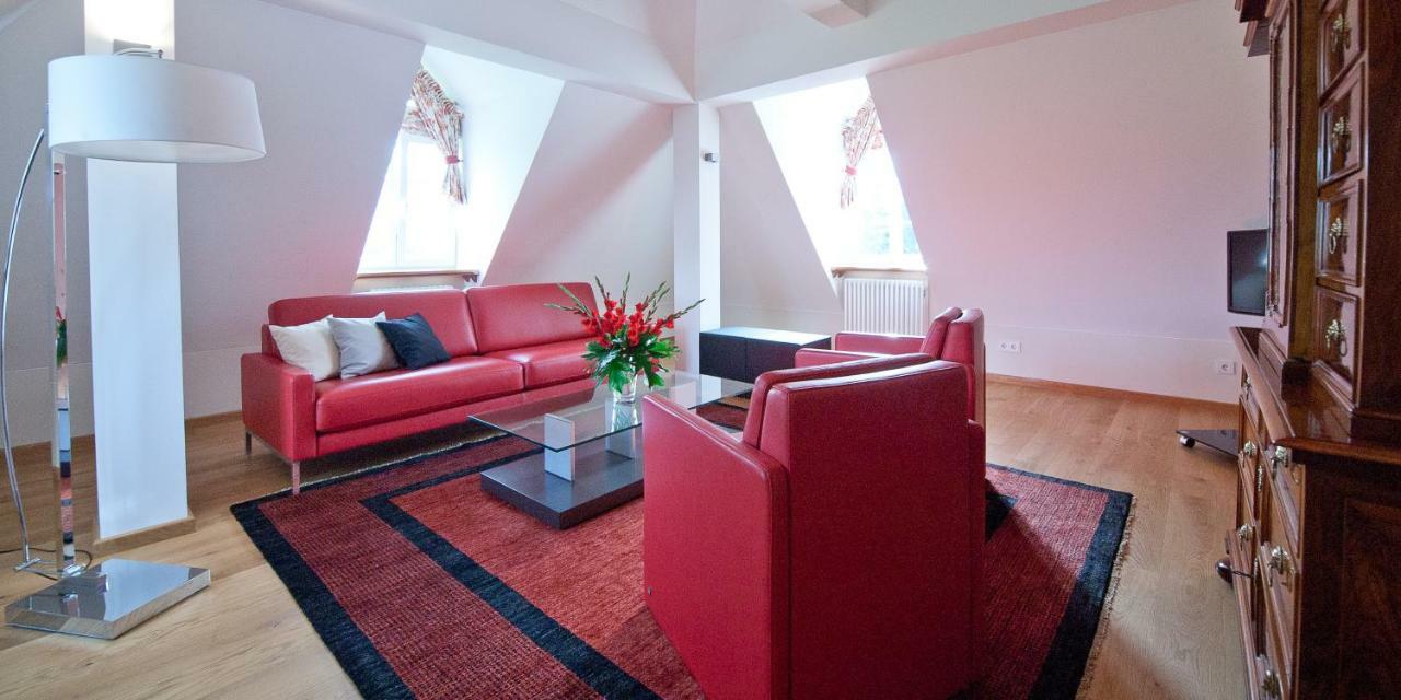 Palac Pakoszow Schlosshotel Wernersdorf Еленя-Гура Экстерьер фото A living room